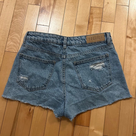 Distressed Pacsun denim shorts women’s - Picture 2 of 4